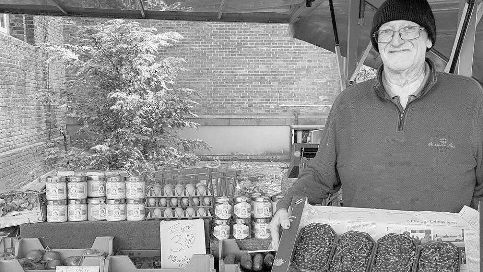 Alfred Iken sah man zuletzt die Folgen seiner Krebserkrankung deutlich an. Das Foto zeigt ihn auf dem Esenser Wochenmarkt im Juni 2025. Foto: Susanne Ullrich/Archiv