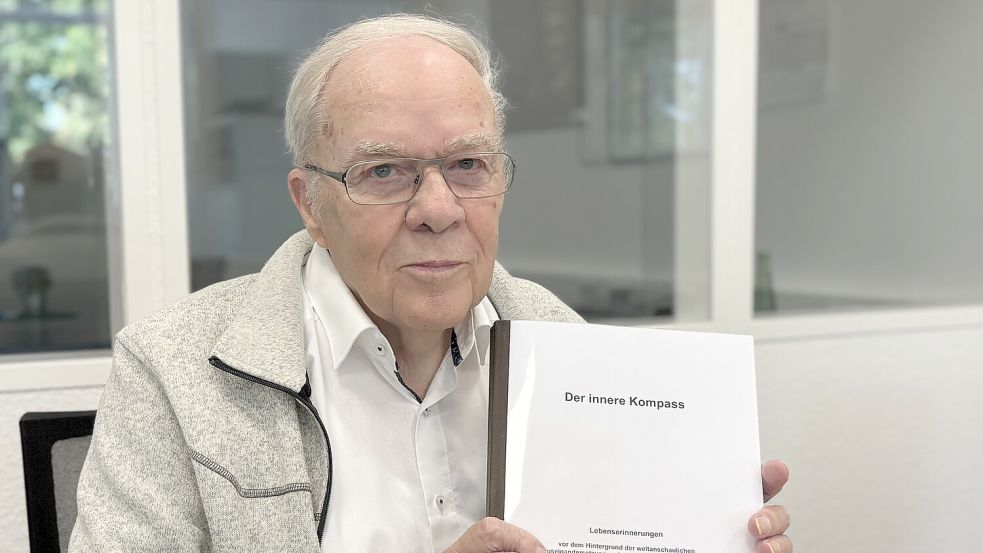 Hermann Aden hat seine Erinnerungen für seine Kinder in einer Biografie aufgeschrieben. Foto: Jasmin Oltmanns