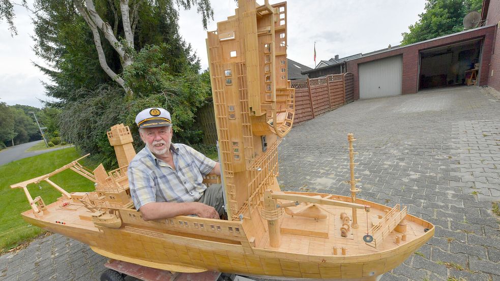 Es ist eng, aber es geht. Lothar Bunscheit sitzt in seinem Modell der Meteor. Foto: Klaus Ortgies