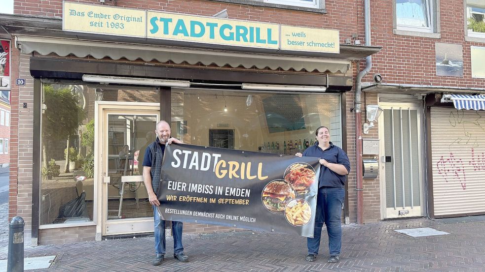 Voller Vorfreude auf ihren zweiten Imbiss: Luuk und Tanja Homrighausen mit dem neuen Werbebanner. Fotos: Stephanie Schuurman