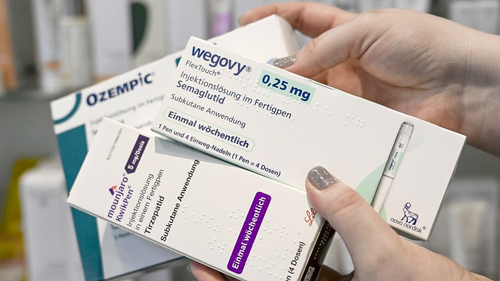 Spritzen der Marken „Wegovy“, „Ozempic“ und „Mounjaro“ werden in der Apotheke verkauft. Foto: Jens Kalaene/dpa