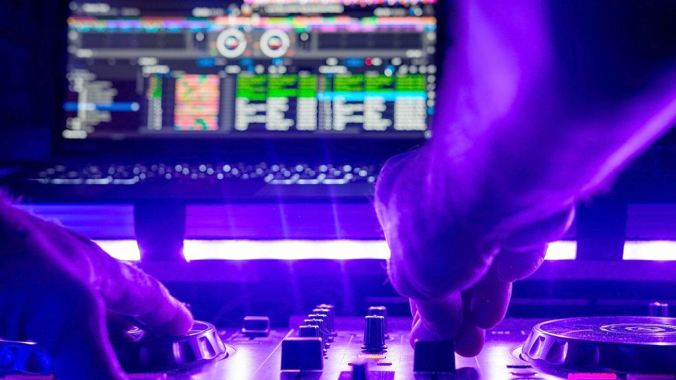 Ein DJ wird in der Kirche auflegen. Foto: Pixabay