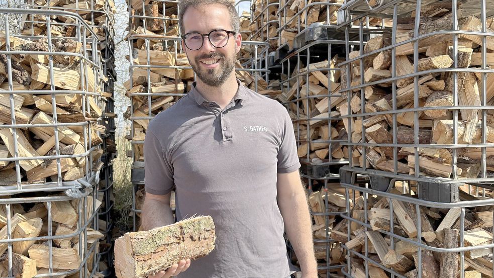 Simon Gather setzt auf umweltgerecht hergestelltes Brennholz in idealer Größe.