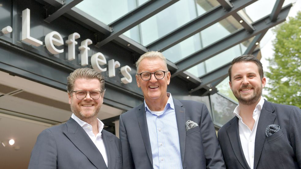 Felipe Schmitz (von rechts) ist neuer Geschäftsführer von Leffers in Leer. Er folgt damit auf Johannes Poppen, der sich gemeinsam mit Inhaber Ulrich Mann über seinen Nachfolger freut. Foto: Klaus Ortgies