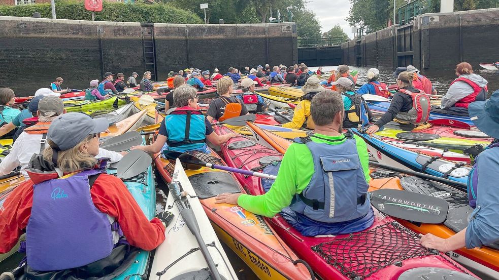 Großes Gedränge vor der Schleuse: Die Mitglieder des Emder Kanu-Clubs und ihre Gäste feierten drei Tage lang ihr Jubiläum, unter anderem mit der traditionellen Dreimeerefahrt. Foto: privat