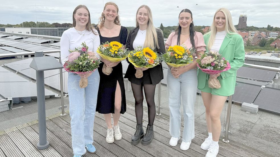 Freuen sich über ihren Abschluss (von links): Claudia Brake, Hannah Focken, Mirella Schmidt, Inka Mareike Wacker und Teelka Wientjes. Foto: privat