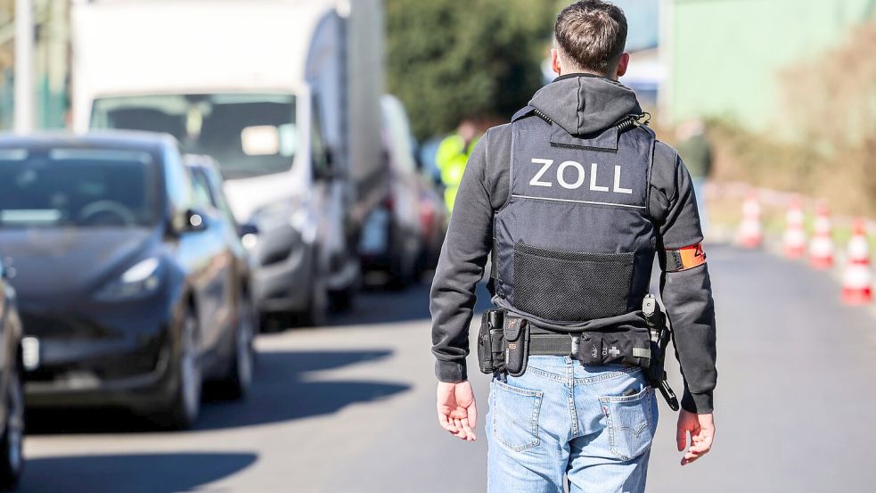 Zöllner im Einsatz beim Ausheben einer illegalen Zigarettenfabrik. (Archivbild) Foto: Christoph Reichwein/dpa