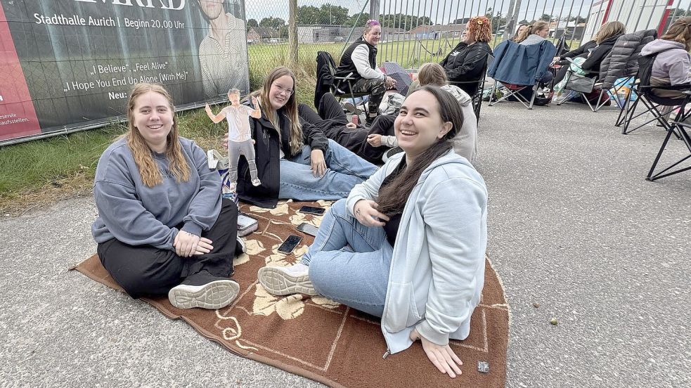 Auf Decken und Stühlen haben es sich die Fans von Wincent Weiss gemütlich gemacht. Foto: Holger Janssen