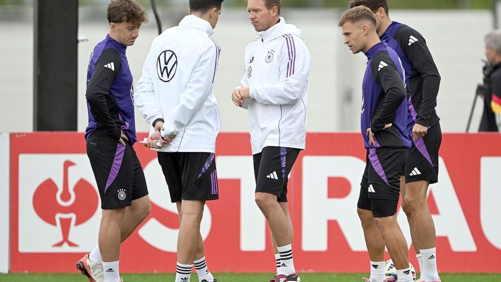 Nagelsmann gibt Kimmich letzte Instruktionen vor dem Trainingsstart. Foto: Federico Gambarini/dpa