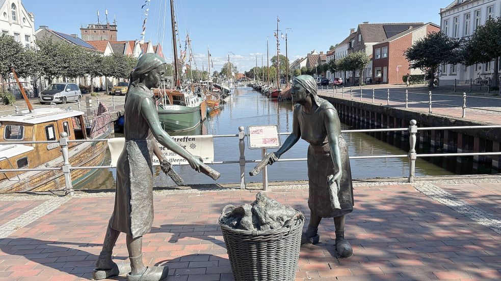 So präsentiert sich derzeit der Alte Hafen in Weener den Besuchern vom Hafenkopf aus. Foto: Oliver Bär