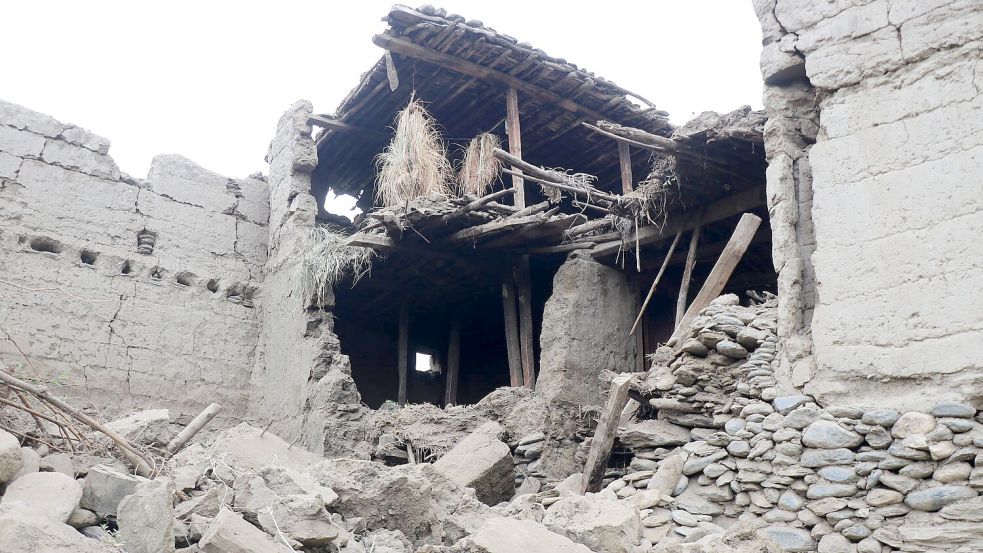 Ganze Dörfer liegen in Trümmern, wie der afghanische Nachrichtensender Tolonews berichtet. Foto: Qazafi/XinHua/dpa