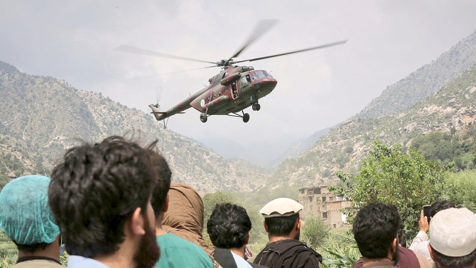 Helikopter sind im Einsatz, um Verletzte aus den Trümmern zu bergen. Foto: Wahidullah Kakar/AP/dpa
