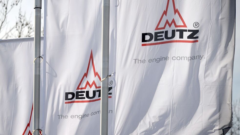 Deutz-Fahnen im Wind - über ihnen am Himmel fliegen bald vielleicht Drohnen, die Komponenten aus firmeneigener Produktion enthalten. Foto: Henning Kaiser/dpa