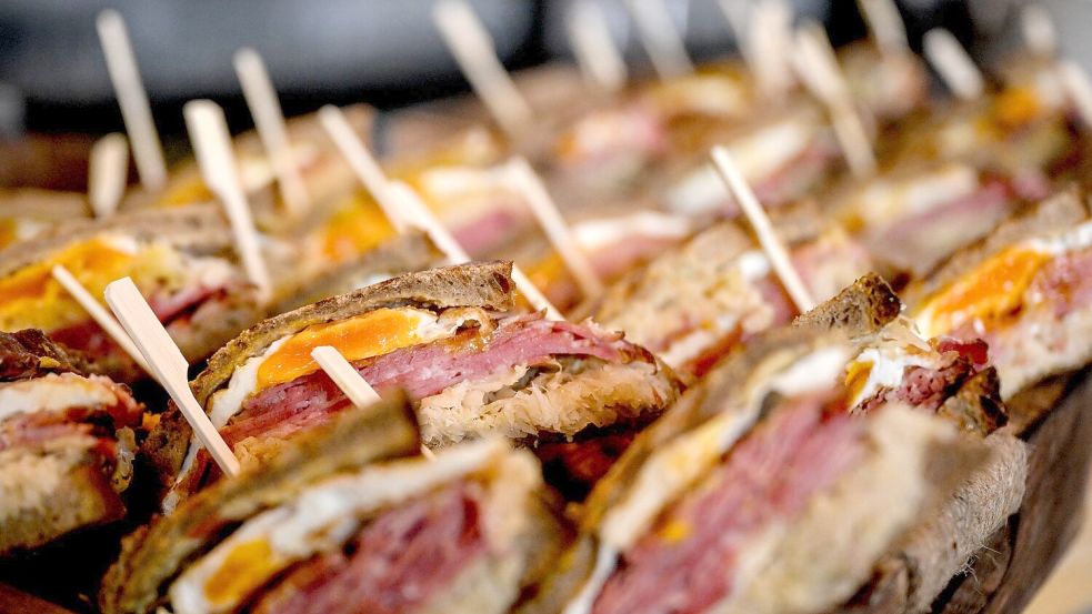 Viele Restaurantspeisen sind in den vergangenen Jahren deutlich teurer geworden. Foto: Britta Pedersen/dpa