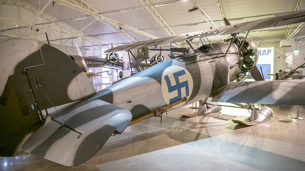Ein finnischer Flieger mit dem finnischen Luftwaffen-Hakenkreuz ist in einem Museum ausgestellt. Das Symbol hat in Finnland eine lange Tradition. Foto: IMAGO/SuperStock/Danita Delimont