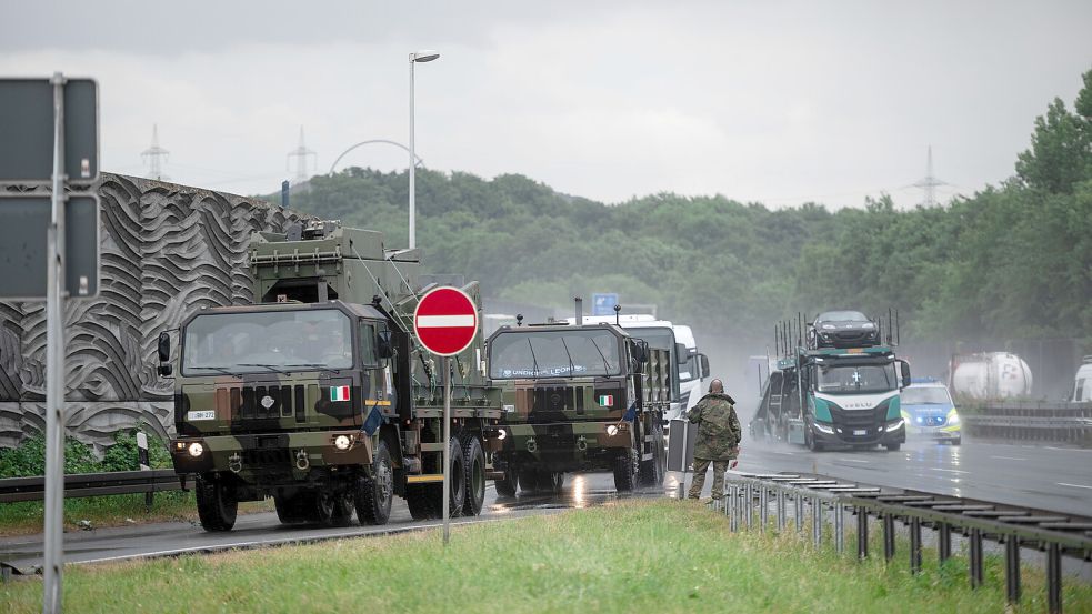 Eine Kolonne von Militärfahrzeugen fährt auf den Rastplatz Resser Mark in Recklinghausen. Foto: Fabian Strauch/dpa
