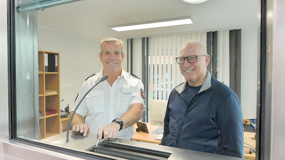 Blick aus der neuen Wache: Uwe Schwarz (links) und Jörg-Dieter Müller sind weiterhin tagsüber für die Polizeistation Großefehn zuständig. Foto: Klaus Ortgies
