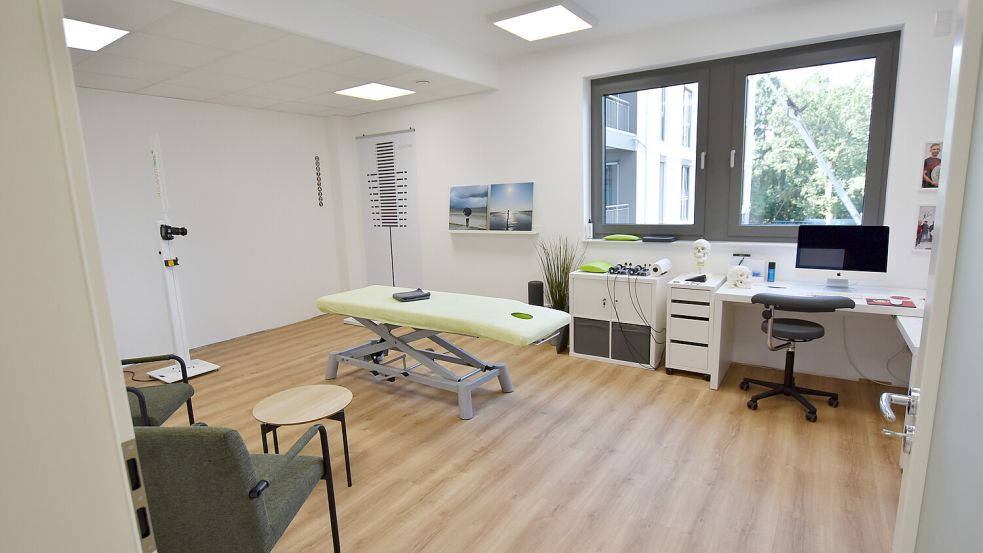 Blick in einen Behandlungsraum der Physiotherapie-Praxis, die in einer Woche eröffnen wird.