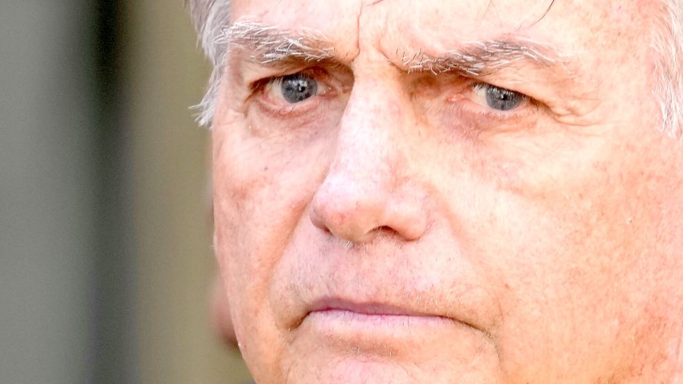 In Brasilien hat das Oberste Gericht mit der Urteilsfindung gegen den früheren Präsidenten Jair Bolsonaro begonnen. (Archivbild) Foto: Eraldo Peres/AP/dpa