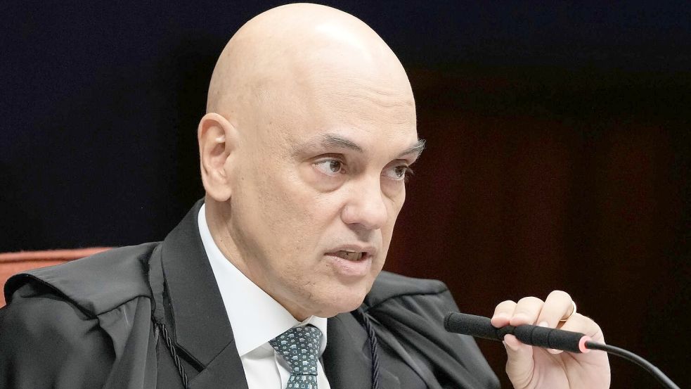 Oberster Richter Alexandre de Moraes eröffnet die Urteilsfindung. Foto: Eraldo Peres/AP/dpa