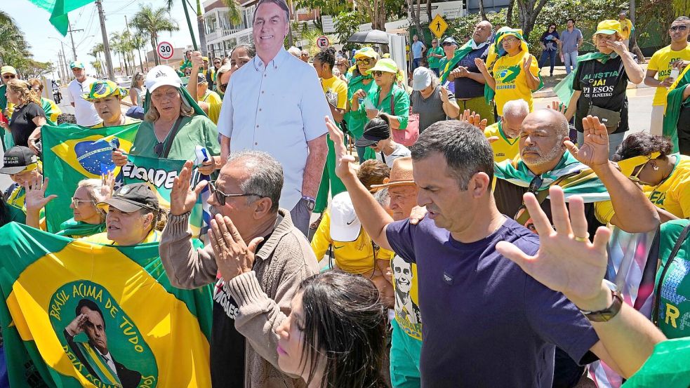 Bolsonaros Anhänger beten für den Ex-Präsidenten. Foto: Eraldo Peres/AP/dpa