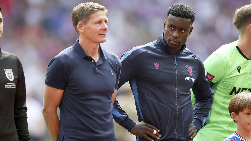 Gewannen zusammen gegen Liverpool den englischen Supercup: Crystal-Palace-Trainer Oliver Glasner und sein Kapitän Marc Guéhi. Foto: IMAGO/News Licensing