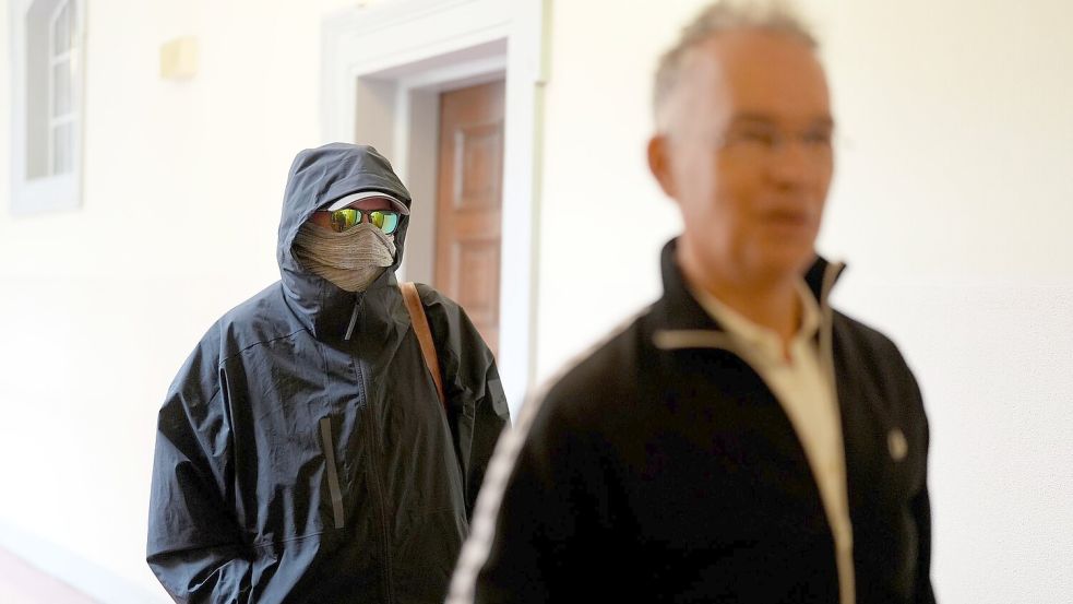 Ein angeklagter Sicherheitsunternehmer auf dem Weg in den Gerichtssaal. Foto: Marcus Brandt/dpa
