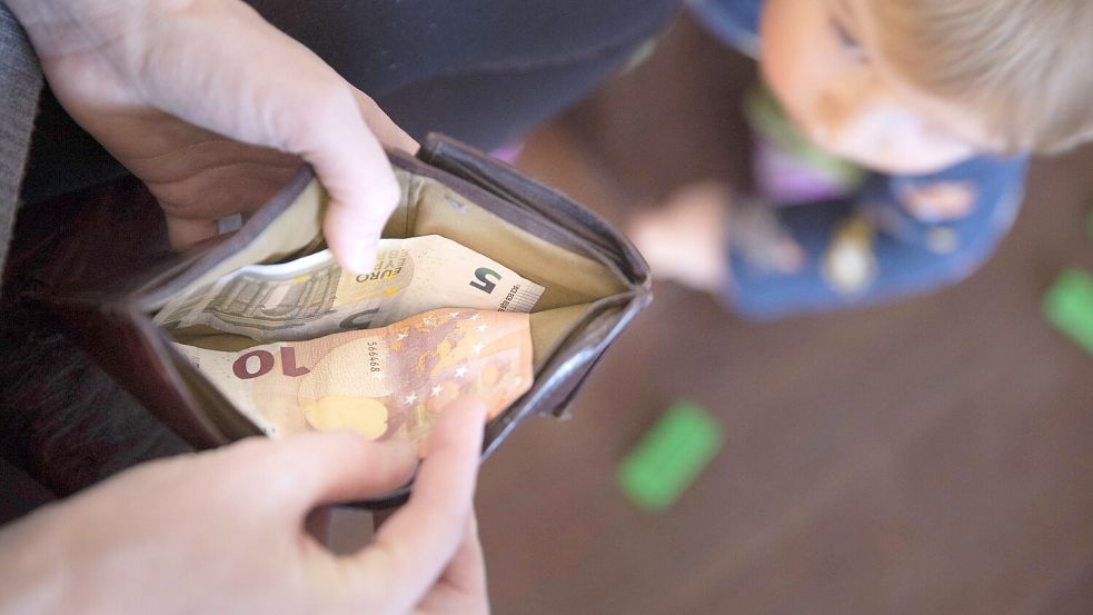 Knapp bei Kasse: Jede vierte Familie in Deutschland hat heute Probleme, grundsätzliche Dinge wie Wohnen, Heizen und Lebensmittel zu finanzieren. Foto: imago-images/Ute Grabowsky/photothek