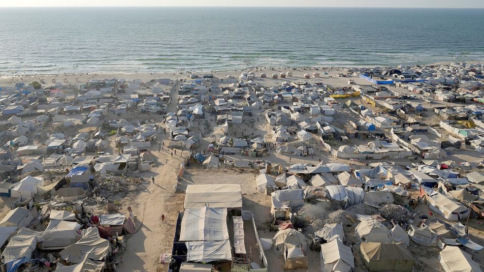 Ein behelfsmäßiges Zeltlager für vertriebene Palästinenser nahe Gaza Foto: Jehad Alshrafi/AP/dpa