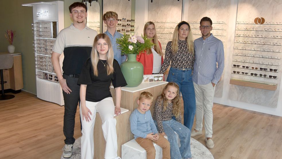Inhaber Maximilian Blank und seine Frau Seike sowie die Kinder Cajus und Cara freuen sich ebenso wie die Mitarbeitenden Jann Feldkamp (von links), Katja Heidergott, Aaron Fecht und Wenke Ehmen auf die Eröffnung. Fotos: Rull