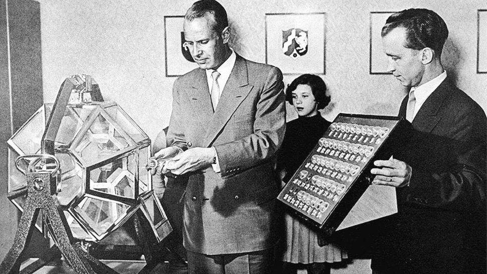 Das Waisenmädchen Elvira Hahn zog die erste Kugel in der Geschichte des erfolgreichen Glücksspiels „6 aus 49“ - es war ausgerechnet die 13. (Archivbild) Foto: picture alliance / dpa