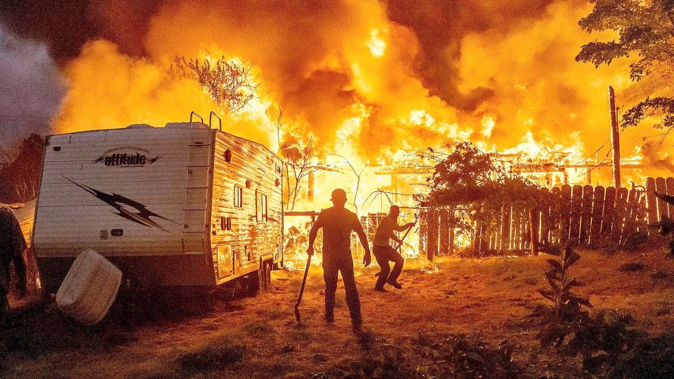 Ein Blitz soll den Brand ausgelöst haben. Foto: Noah Berger/AP/dpa