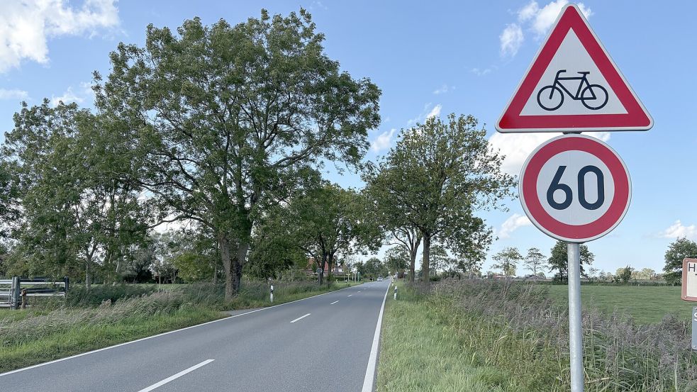 Auf der Landesstraße 808 von Jever in Fahrtrichtung Küste gilt jetzt in Höhe der Kreuzung Wegshörne Tempo 60. Foto: Susanne Ullrich
