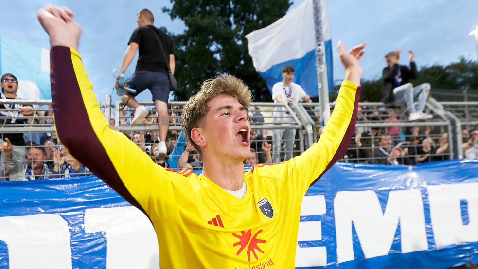 Moritz Onken avancierte vor einem Jahr im Pokalspiel beim VfB Oldenburg zum Kickers-Helden im Elfmeterschießen. Am Dienstag glückte ihm ein ähnliches Kunststück mit Jeddeloh. Archivfotos: Jens Doden