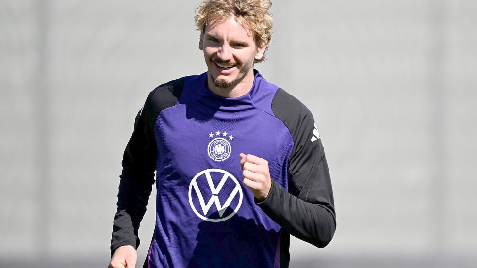 Nick Woltemade ist nach einem wilden Sommer guter Laune. Foto: Federico Gambarini