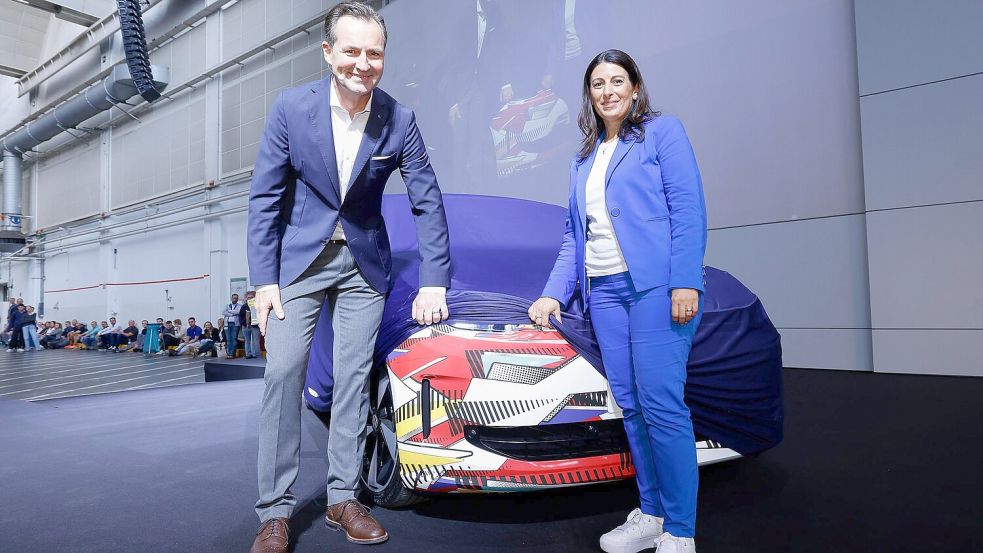 E-Auto im Polo-Format: Markenchef Thomas Schäfer und Betriebsratsvorsitzende Daniela Cavallo geben einen ersten Ausblick auf das Modell. (Handout-Foto) Foto: Roland Niepaul