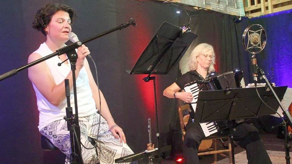 Edda Liebermann (links) und Frauke Stenger überzeugten im Gulfhof Ihnen als Duo Edda & Flute. Foto: Niet