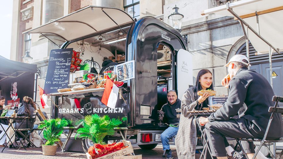 Auf einem speziellen Platz stehen Foodtrucks, an denen für kulinarische Genüsse gesorgt wird.