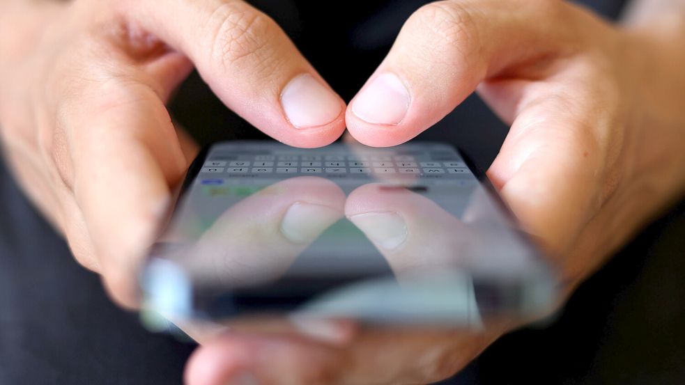 Gegen mehrere Polizisten, die sich an der Polizeiakademie in Oldenburg kennengelernt haben, wird ermittelt. Sie sollen sich in einem Gruppenchat unter anderem rassistisch geäußert haben. Symbolfoto: DPA