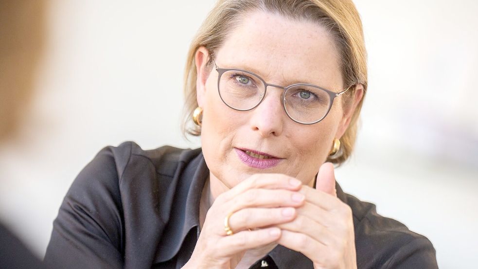 Justizministerin Stefanie Hubig (SPD) will Umweltschutzversprechen in der Werbung nicht mehr einfach so durchgehen lassen. (Archivbild) Foto: Michael Kappeler
