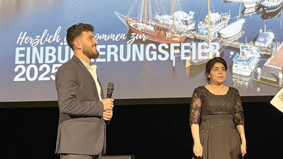 Mohamed Najjar (links) und Elhae Adhami sprechen auf der Bühne des Festspielhauses über ihre Erlebnisse bis zur Einbürgerung. Fotos: Mona Hanssen
