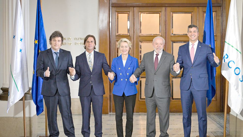 Der Handelsdeal rückt in greifbare Nähe: Der argentinische Präsident Javier Milei (v.l.), der uruguayische Präsident Luis Lacalle Pou, die Präsidentin der Europäischen Kommission Ursula von der Leyen und der brasilianische Präsident Luiz Inacio Lula da Silva beim Gipfel im Dezember. Foto: dpa/Santiago Mazzarovich