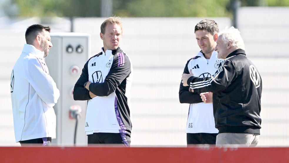 Sportdirektor Rudi Völler (r.) spricht mit Bundestrainer Julian Nagelsmann (2.v.l.) vor dem Training. Foto: Federico Gambarini