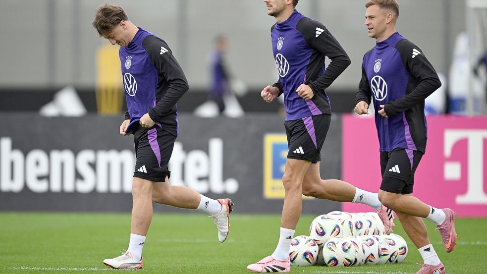 Mit Stiller, Goretzka, Kimmich sprach Nagelsmann vor dem Training am Dienstag. Foto: Federico Gambarini