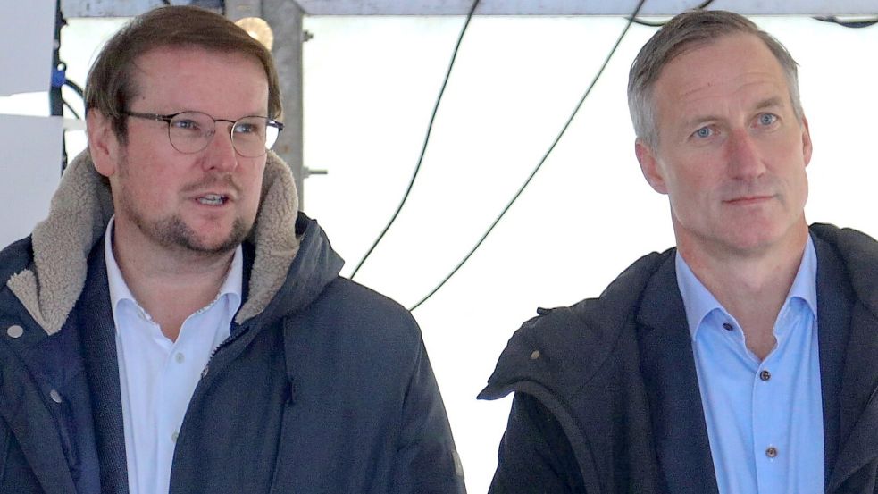 Der Emder Oberbürgermeister Tim Kruithoff (links) und Klinikchef Dirk Balster beim ersten Spatenstich für die Zentralklinik in Uthwerdum im November 2024. Foto: Romuald Banik