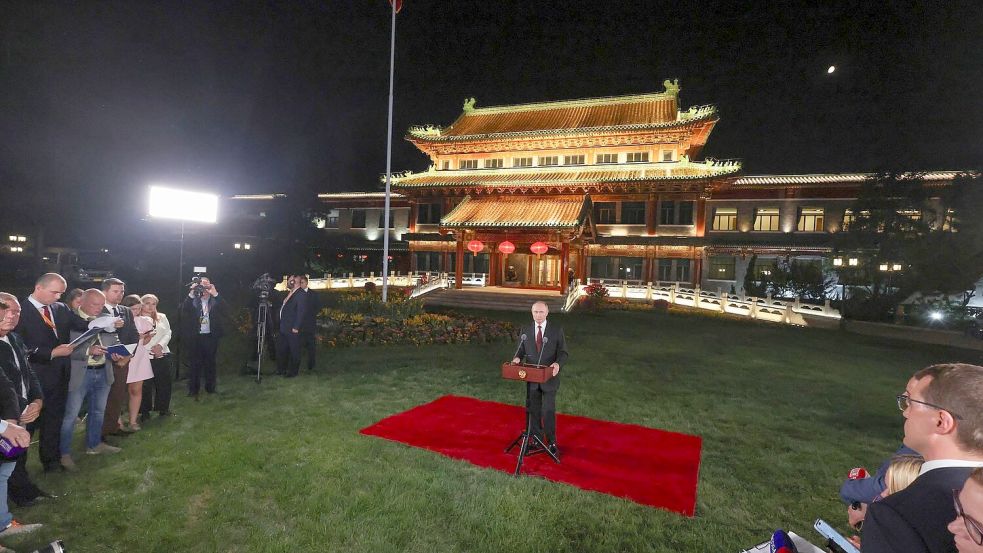 Russland könne seine Ziele in der Ukraine auch militärisch erreichen, sagte Putin bei einer Pressekonferenz in Peking. Foto: Maxim Shemetov/Pool Reuters/AP/d