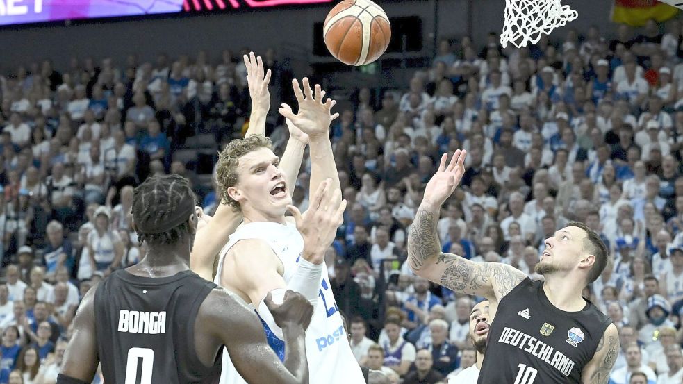Finnlands Star Markkanen wurde vom deutschen Team beackert. Foto: Heikki Saukkomaa