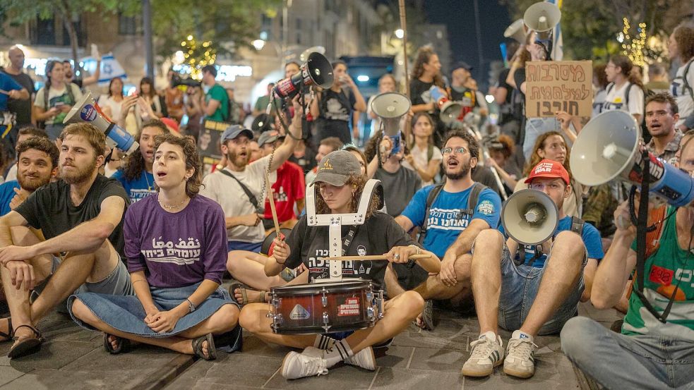 Erneut fordern Demonstranten in Israel von ihrer Regierung ein Abkommen zur Beendigung des Krieges. Foto: Ilia Yefimovich/dpa