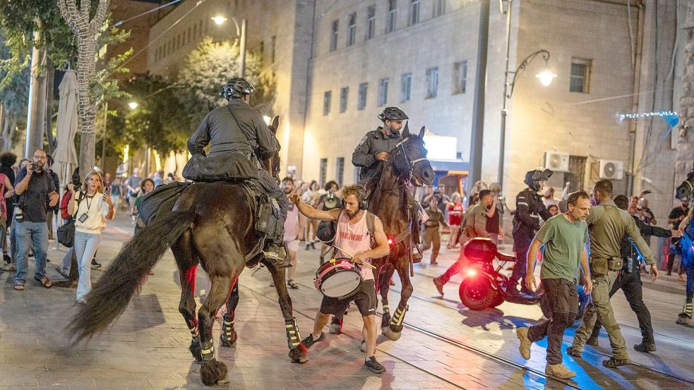 Bei einer erneuten Großkundgebung in Israel schreitet die Polizei ein. Foto: Ilia Yefimovich/dpa