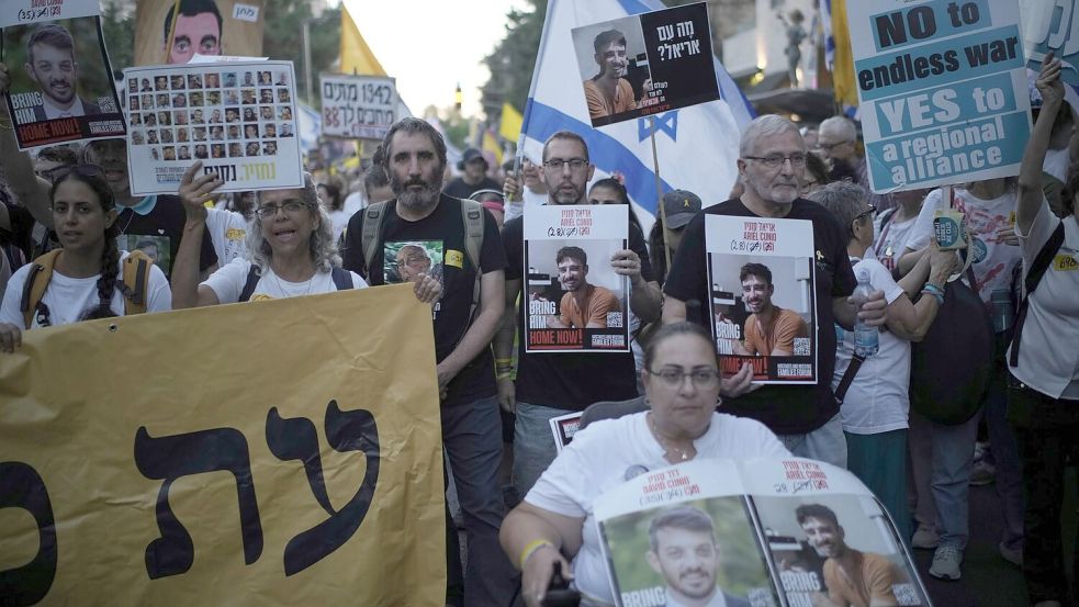 Angehörige der Geiseln fordern ihre sofortige Freilassung. Foto: Leo Correa/AP/dpa